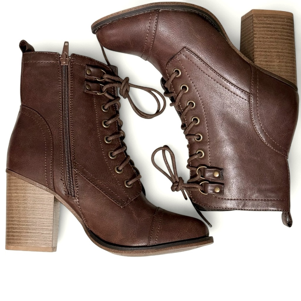 Outlooks Brown Lace Up Chunky Heel Ankle Bootie Combat/Kiley style Sz 7M  NWOT
